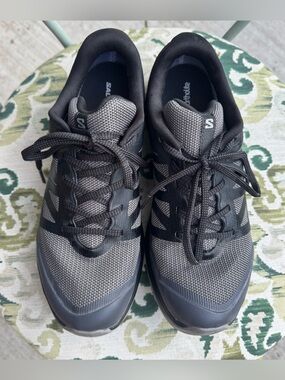 7.5 Salomon Women’s Goretex Outlast Hiking Shoes - Amazing  Condition - Ortho